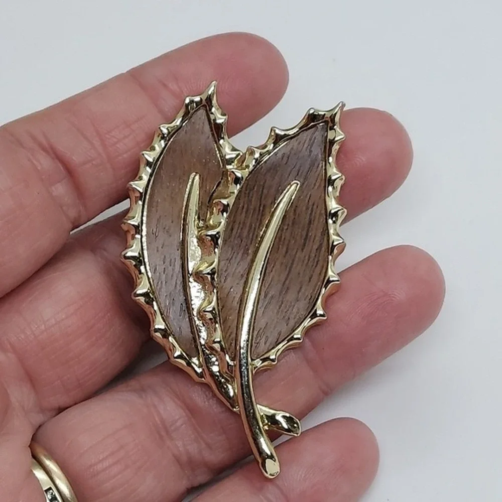 Vintage Sarah Coventry‎ wood leaf brooch
